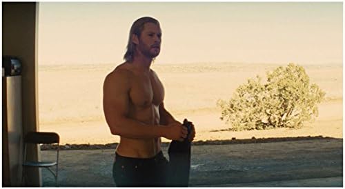 Chris Hemsworth, Seksi Sıcak Asgardlı Görünmek için Gömleksiz Thor rolünde 8 x 10 Fotoğraf